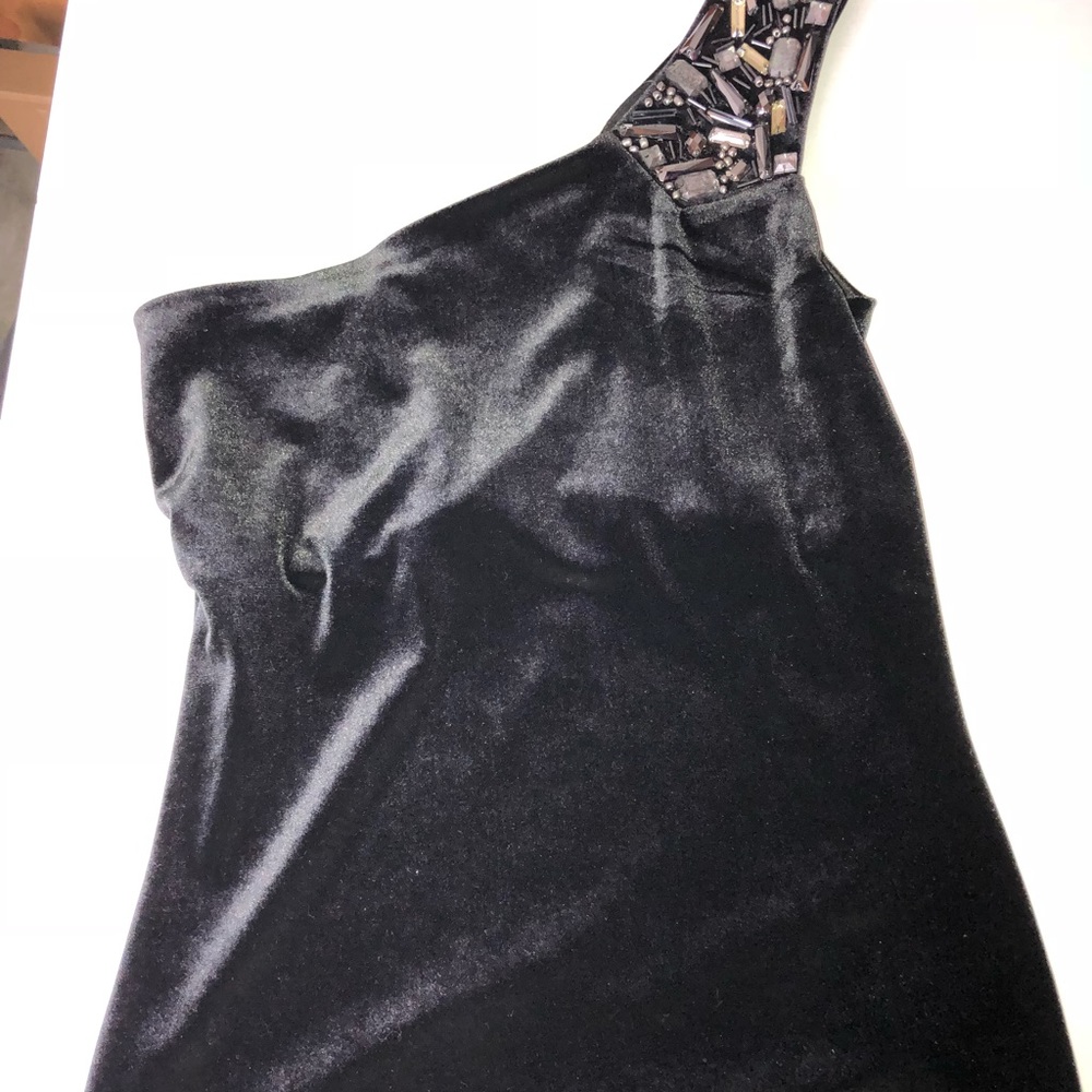 Cache one shoulder top